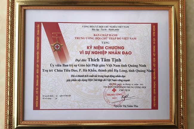 Tieu Dao pagoda: Junior Thich Tam Tinh receiving a Campaign Medal from Vietnam Red Cross