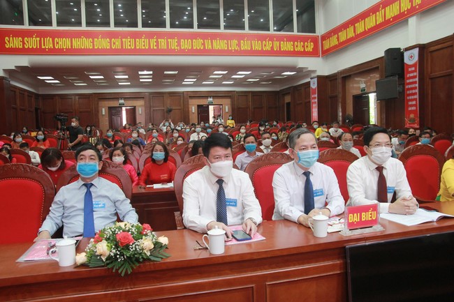 Tieu Dao pagoda: Junior Thich Tam Tinh receiving a Campaign Medal from Vietnam Red Cross