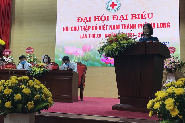 Tieu Dao pagoda: Junior Thich Tam Tinh receiving a Campaign Medal from Vietnam Red Cross