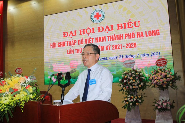 Tieu Dao pagoda: Junior Thich Tam Tinh receiving a Campaign Medal from Vietnam Red Cross