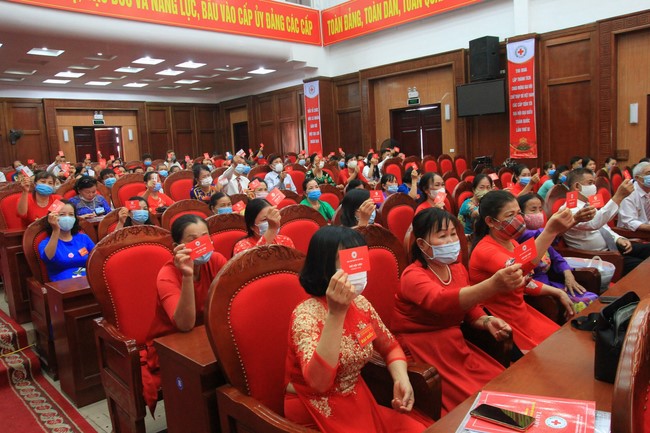 Tieu Dao pagoda: Junior Thich Tam Tinh receiving a Campaign Medal from Vietnam Red Cross