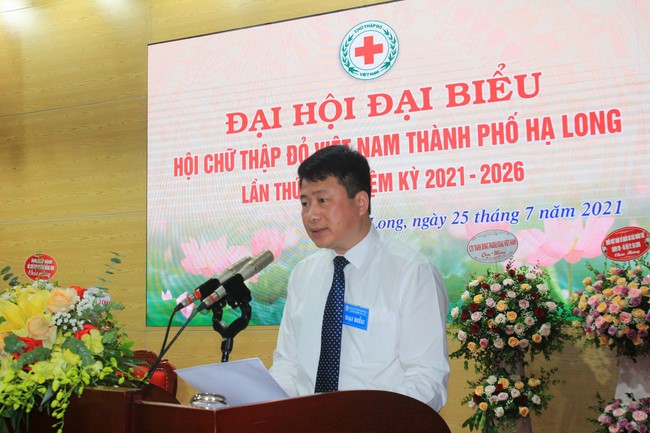 Tieu Dao pagoda: Junior Thich Tam Tinh receiving a Campaign Medal from Vietnam Red Cross
