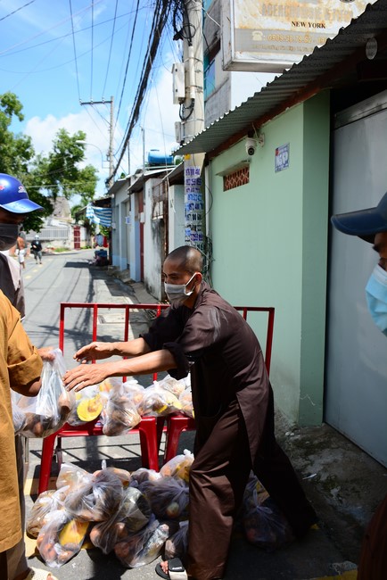 Continuing to support people in need in the Covid-19 pandemic of Hoang Phap Pagoda (series 7)