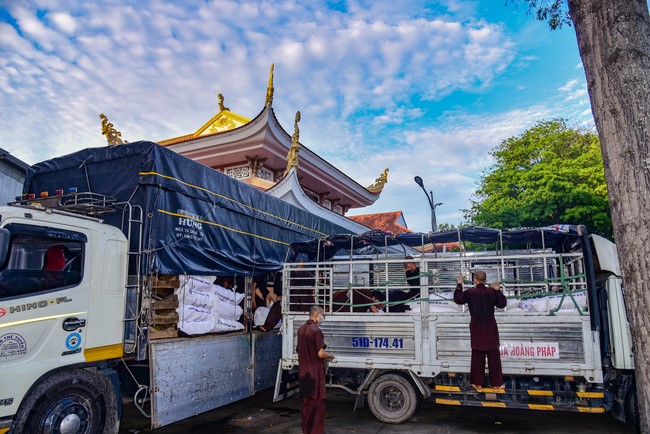 Continuing to support people in need in the Covid-19 pandemic of Hoang Phap Pagoda (series 11)