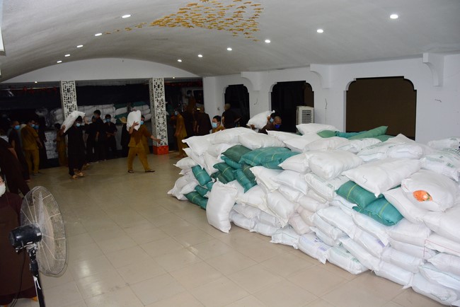 Continuing to support people in need in the Covid-19 pandemic of Hoang Phap Pagoda (series 11)