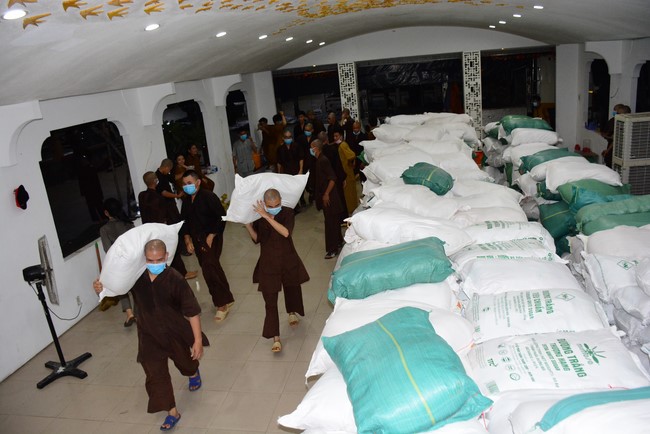 Continuing to support people in need in the Covid-19 pandemic of Hoang Phap Pagoda (series 11)