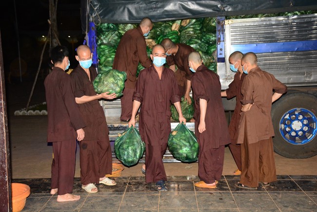 Continuing to support people in need in the Covid-19 pandemic of Hoang Phap Pagoda (series 11)