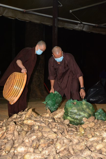 Continuing to support people in need in the Covid-19 pandemic of Hoang Phap Pagoda (series 11)