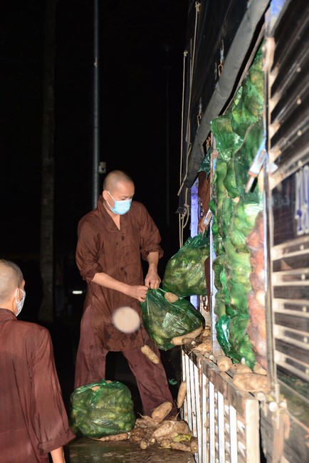 Continuing to support people in need in the Covid-19 pandemic of Hoang Phap Pagoda (series 11)