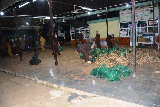 Continuing to support people in need in the Covid-19 pandemic of Hoang Phap Pagoda (series 11)