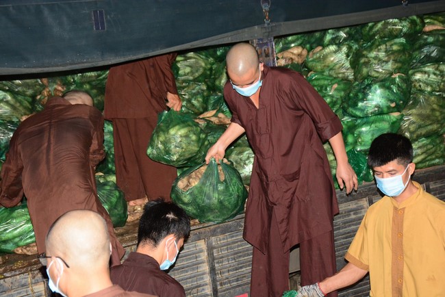 Continuing to support people in need in the Covid-19 pandemic of Hoang Phap Pagoda (series 11)