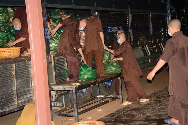 Continuing to support people in need in the Covid-19 pandemic of Hoang Phap Pagoda (series 11)