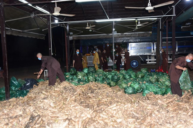 Continuing to support people in need in the Covid-19 pandemic of Hoang Phap Pagoda (series 11)