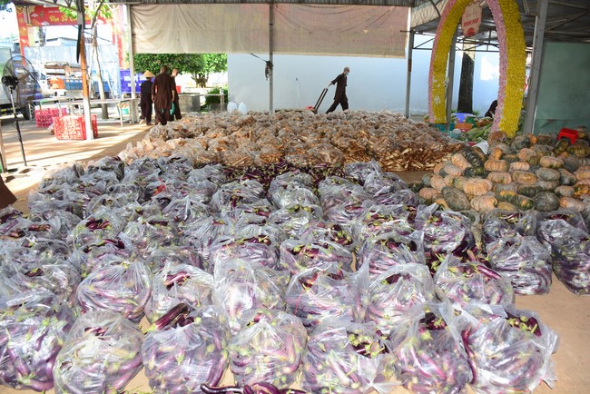 Continuing to support people in need in the Covid-19 pandemic of Hoang Phap Pagoda (series 11)