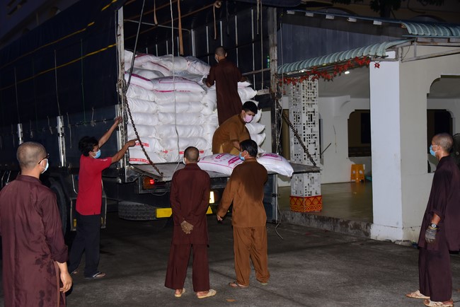 Continuing to support people in need in the Covid-19 pandemic of Hoang Phap Pagoda (series 11)