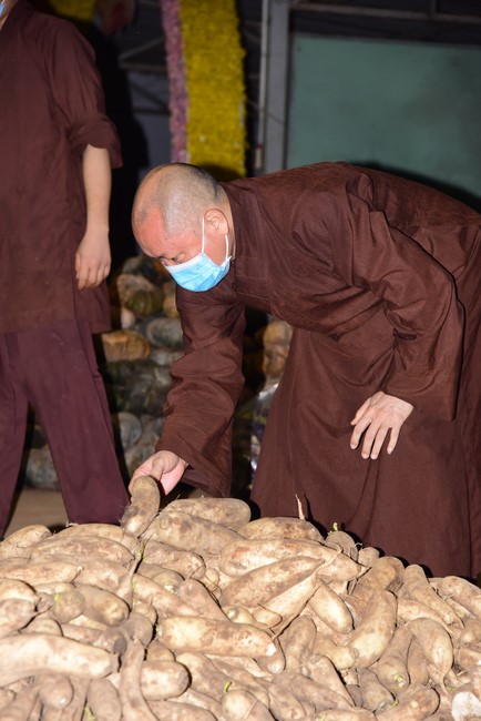 Continuing to support people in need in the Covid-19 pandemic of Hoang Phap Pagoda (series 11)
