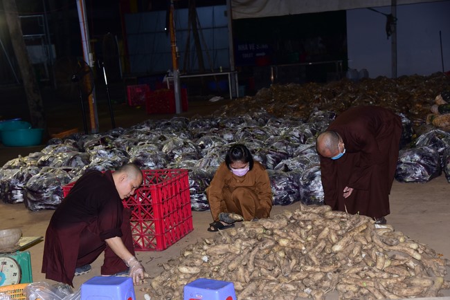 Continuing to support people in need in the Covid-19 pandemic of Hoang Phap Pagoda (series 11)