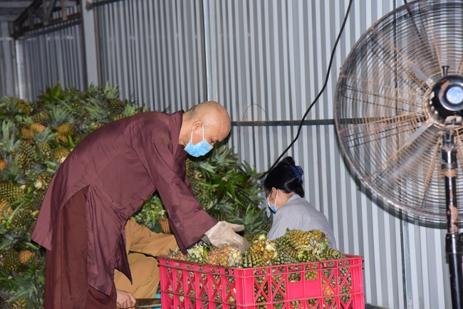 Continuing to support people in need in the Covid-19 pandemic of Hoang Phap Pagoda (series 11)