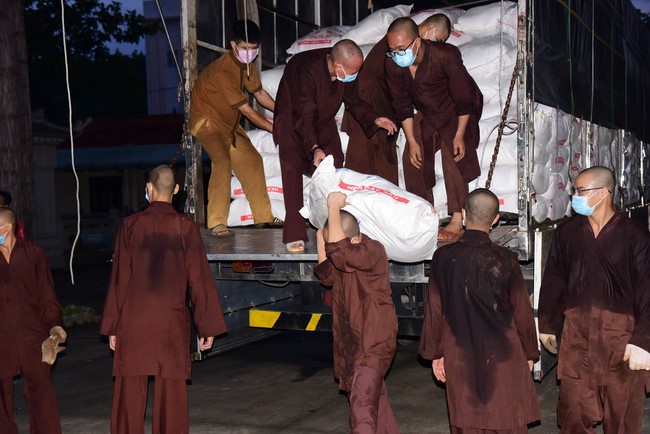 Continuing to support people in need in the Covid-19 pandemic of Hoang Phap Pagoda (series 11)