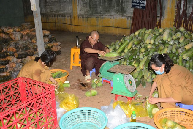 Continuing to support people in need in the Covid-19 pandemic of Hoang Phap Pagoda (series 11)
