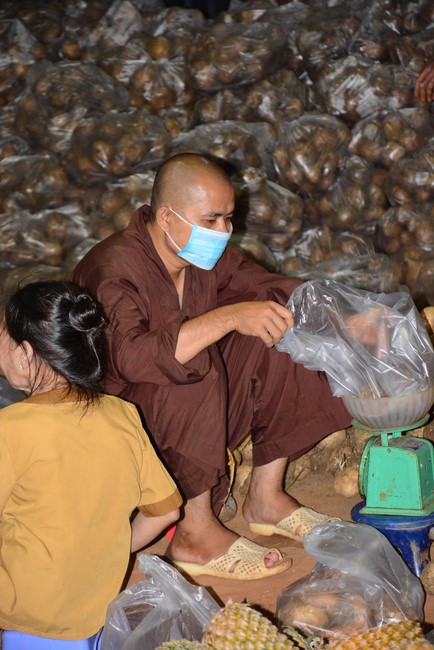 Continuing to support people in need in the Covid-19 pandemic of Hoang Phap Pagoda (series 11)