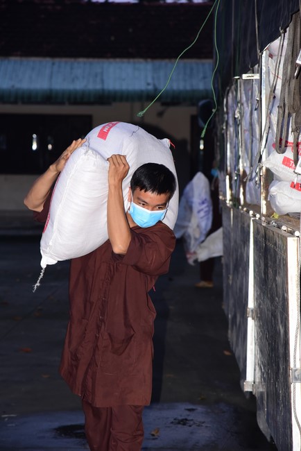 Continuing to support people in need in the Covid-19 pandemic of Hoang Phap Pagoda (series 11)