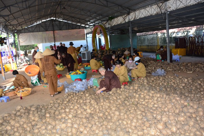 Continuing to support people in need in the Covid-19 pandemic of Hoang Phap Pagoda (series 11)