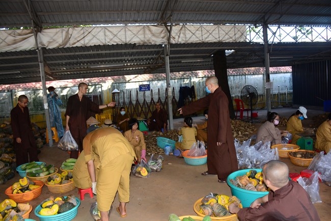 Continuing to support people in need in the Covid-19 pandemic of Hoang Phap Pagoda (series 11)