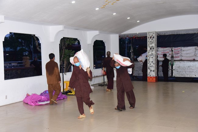 Continuing to support people in need in the Covid-19 pandemic of Hoang Phap Pagoda (series 11)