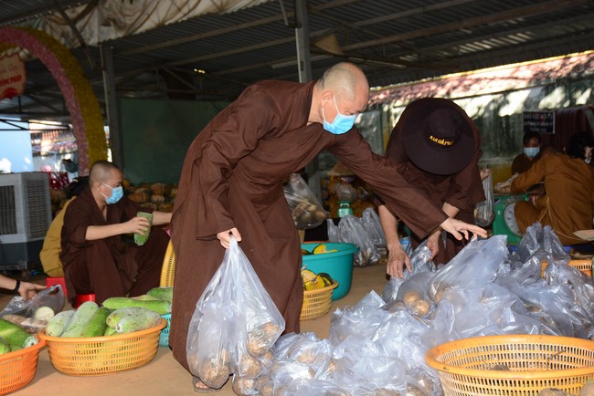Continuing to support people in need in the Covid-19 pandemic of Hoang Phap Pagoda (series 11)