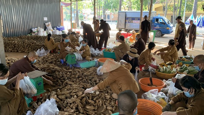 Continuing to support people in need in the Covid-19 pandemic of Hoang Phap Pagoda (series 11)