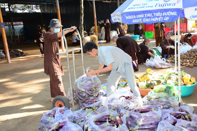 Continuing to support people in need in the Covid-19 pandemic of Hoang Phap Pagoda (series 11)