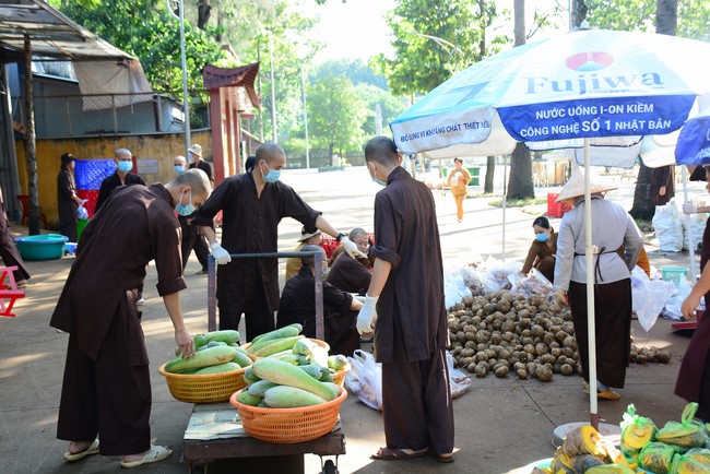 Continuing to support people in need in the Covid-19 pandemic of Hoang Phap Pagoda (series 11)