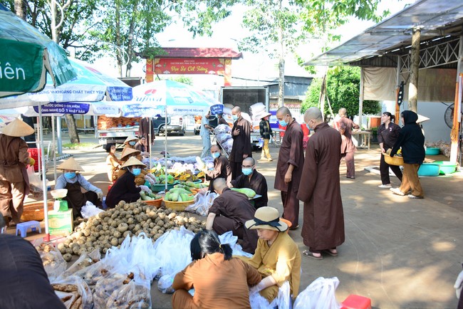 Continuing to support people in need in the Covid-19 pandemic of Hoang Phap Pagoda (series 11)