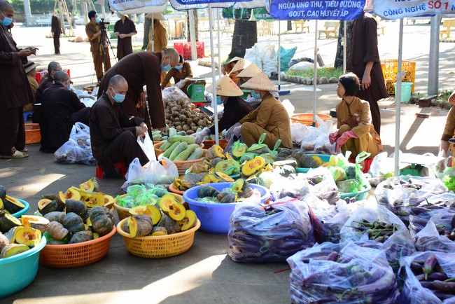 Continuing to support people in need in the Covid-19 pandemic of Hoang Phap Pagoda (series 11)