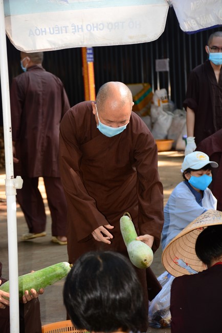 Continuing to support people in need in the Covid-19 pandemic of Hoang Phap Pagoda (series 11)