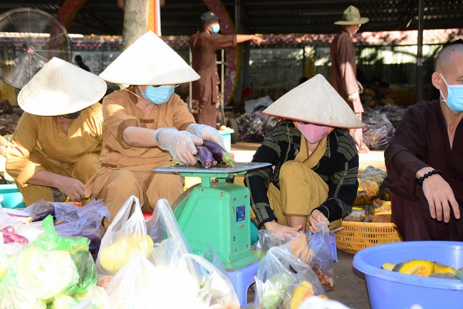Continuing to support people in need in the Covid-19 pandemic of Hoang Phap Pagoda (series 11)