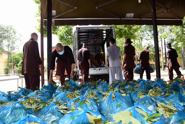 Continuing to support people in need in the Covid-19 pandemic of Hoang Phap Pagoda (series 11)