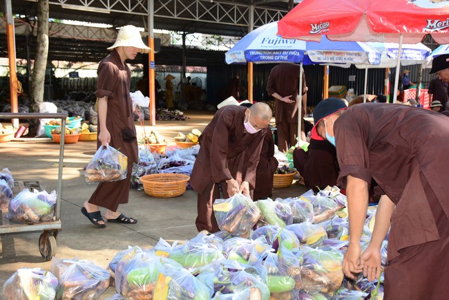 Continuing to support people in need in the Covid-19 pandemic of Hoang Phap Pagoda (series 11)