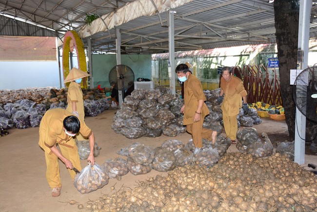 Continuing to support people in need in the Covid-19 pandemic of Hoang Phap Pagoda (series 11)