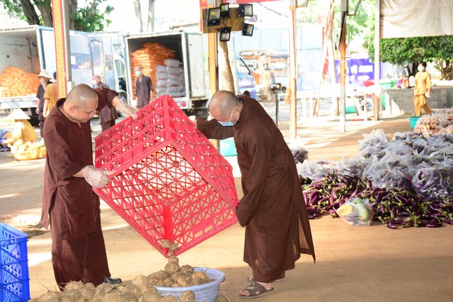 Continuing to support people in need in the Covid-19 pandemic of Hoang Phap Pagoda (series 11)