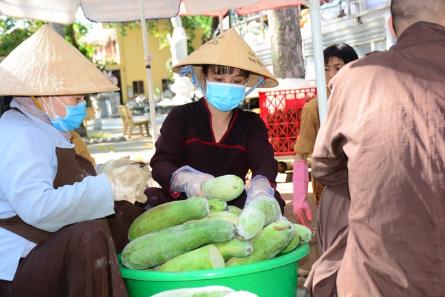 Continuing to support people in need in the Covid-19 pandemic of Hoang Phap Pagoda (series 11)