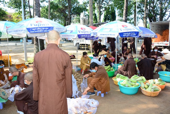 Continuing to support people in need in the Covid-19 pandemic of Hoang Phap Pagoda (series 11)
