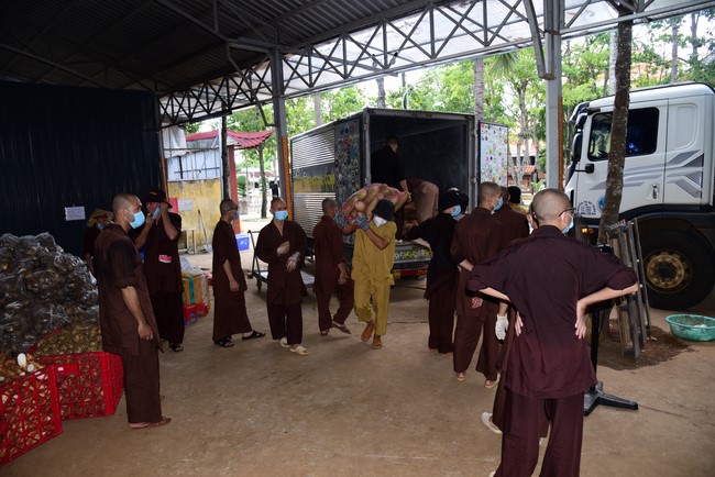 Continuing to support people in need in the Covid-19 pandemic of Hoang Phap Pagoda (series 11)