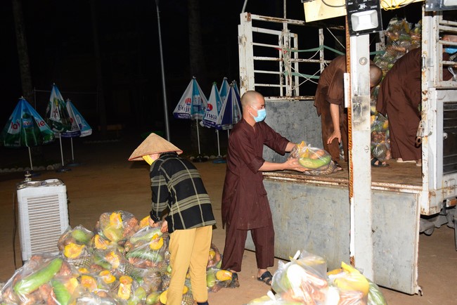 Continuing to support people in need in the Covid-19 pandemic of Hoang Phap Pagoda (series 11)