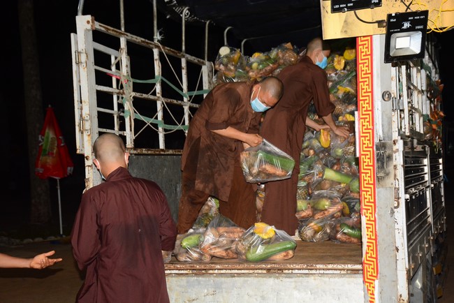 Continuing to support people in need in the Covid-19 pandemic of Hoang Phap Pagoda (series 11)