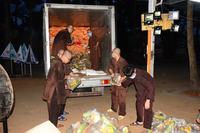 Continuing to support people in need in the Covid-19 pandemic of Hoang Phap Pagoda (series 11)