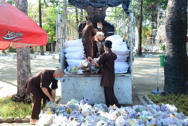Continuing to support people in need in the Covid-19 pandemic of Hoang Phap Pagoda (series 11)