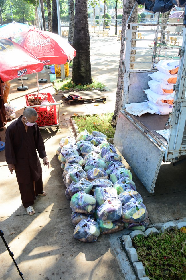 Continuing to support people in need in the Covid-19 pandemic of Hoang Phap Pagoda (series 11)