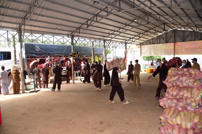 Continuing to support people in need in the Covid-19 pandemic of Hoang Phap Pagoda (series 11)